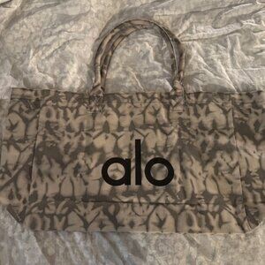 NWOT Alo Yoga Camo Large Capacity Canvas Tote
